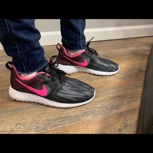 Nike Roshe One Hyper Breathe Sneakers💗🖤